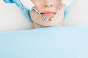 左右雙頰與下巴